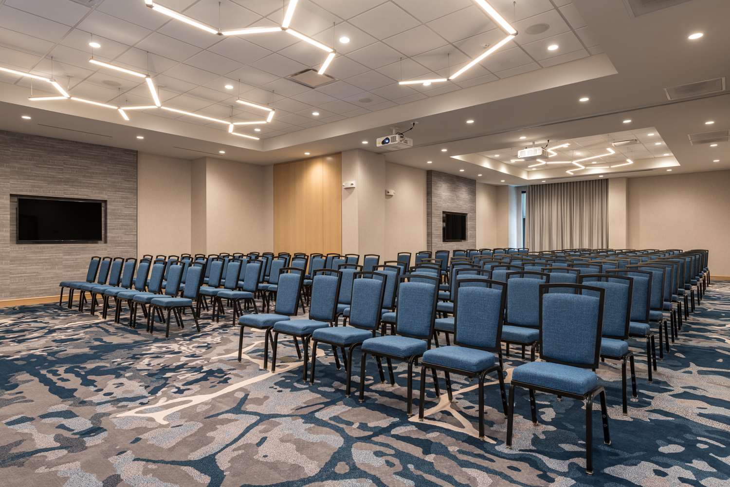 Фото Hilton Garden Inn Boston Canton