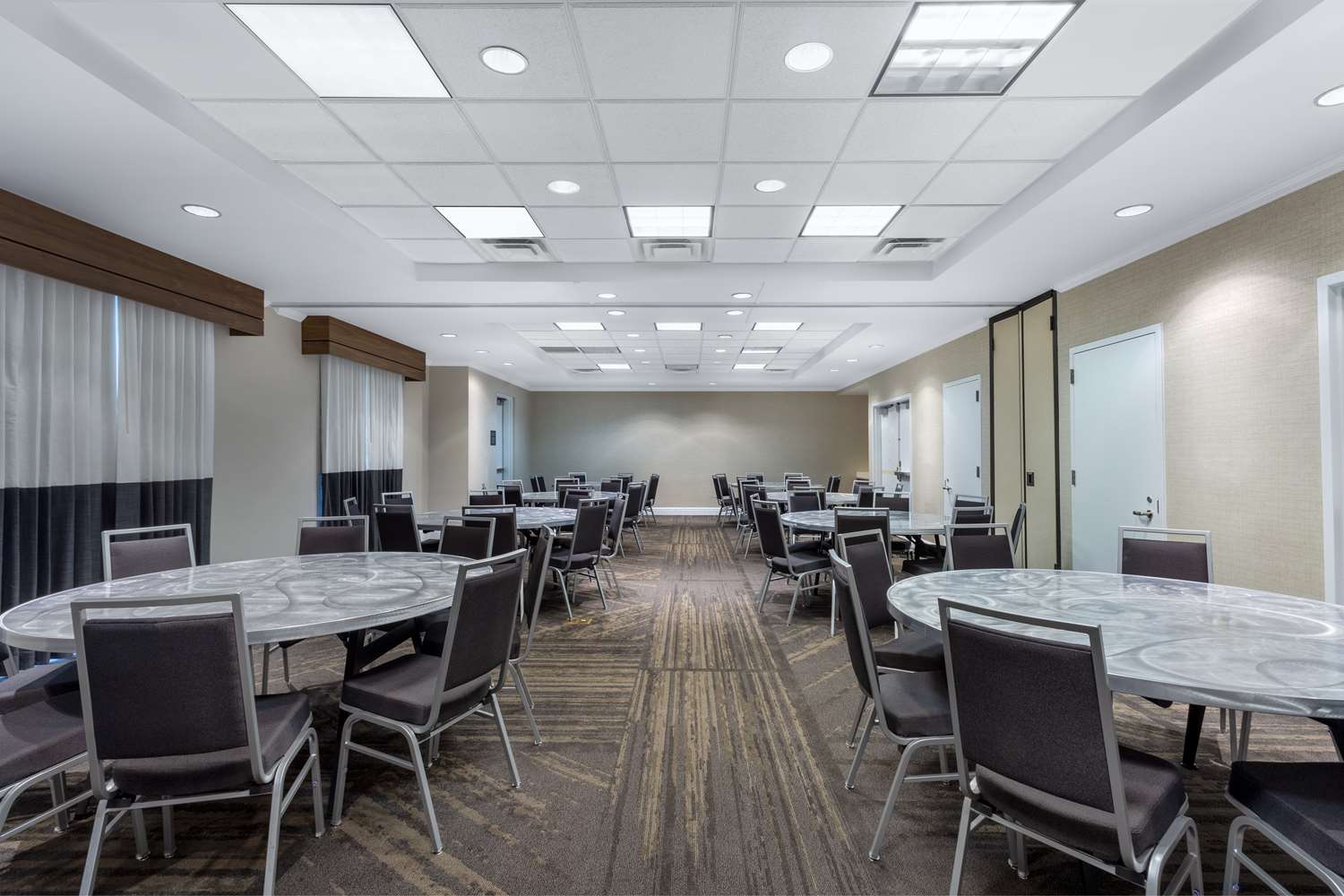 Фото Hilton Garden Inn Islip/MacArthur Airport