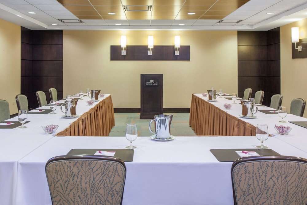 Фото Crowne Plaza Lombard Downers Grove, an Ihg Hotel