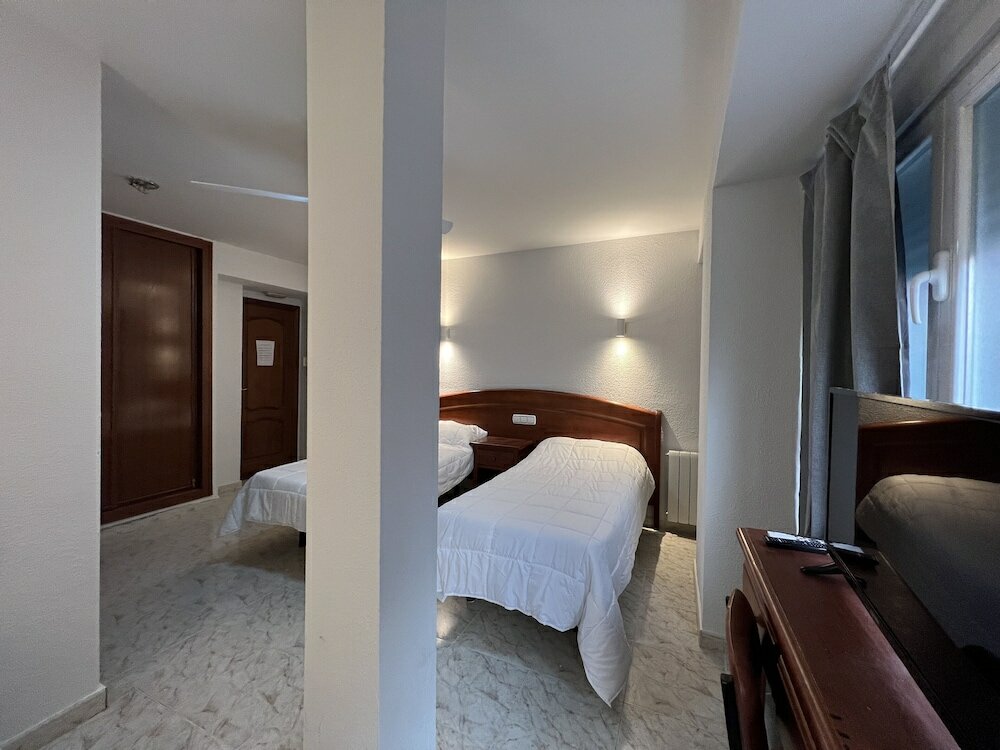 Фото Hostal La Embajada