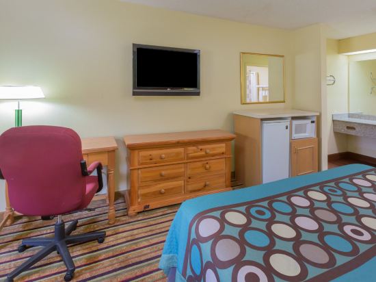 Фото Super 8 by Wyndham Norcross/I-85 Atlanta