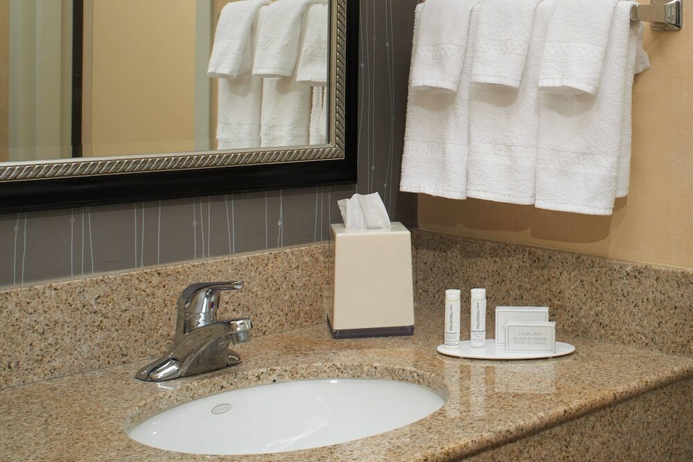 Фото Courtyard by Marriott Detroit Dearborn