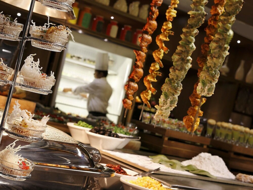 Фото Novotel Chennai Chamiers Road Hotel