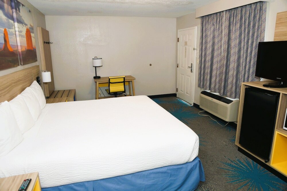 Фото Days Inn by Wyndham East Albuquerque