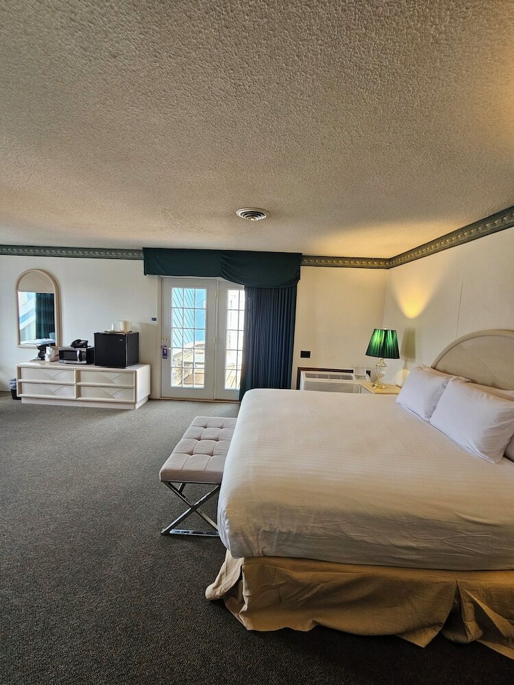 Фото Knights Inn Mackinaw City