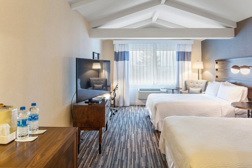 Фото Four Points by Sheraton Melville Long Island