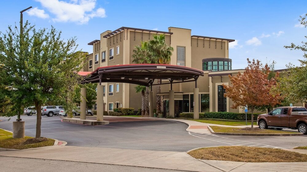 Фото Best Western Plus Lackland Hotel & Suites