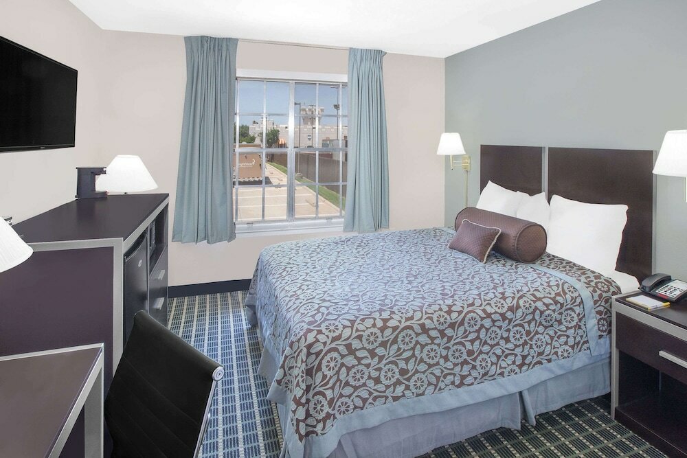 Фото Days Inn by Wyndham Market Center Dallas Love Field