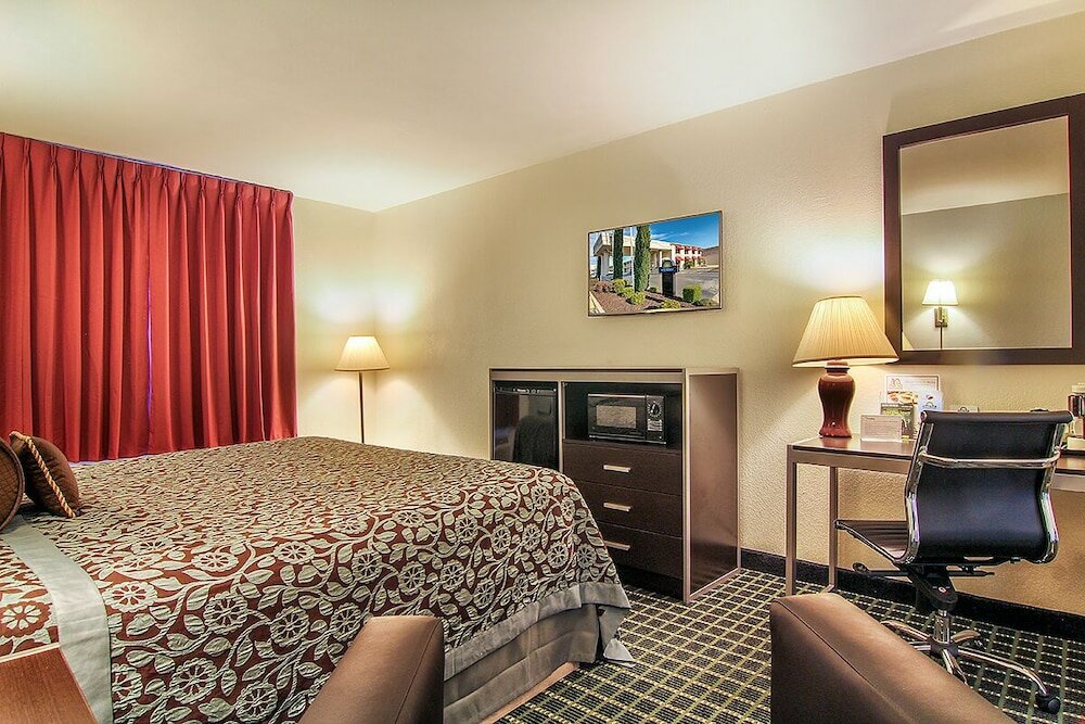 Фото Days Inn by Wyndham Market Center Dallas Love Field