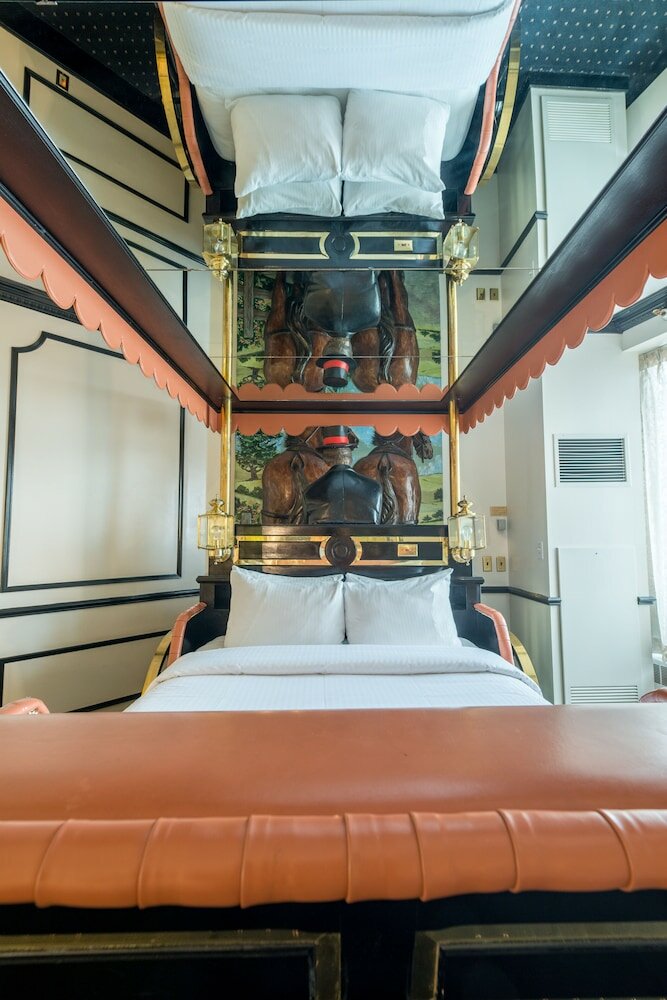 Фото Fantasyland Hotel