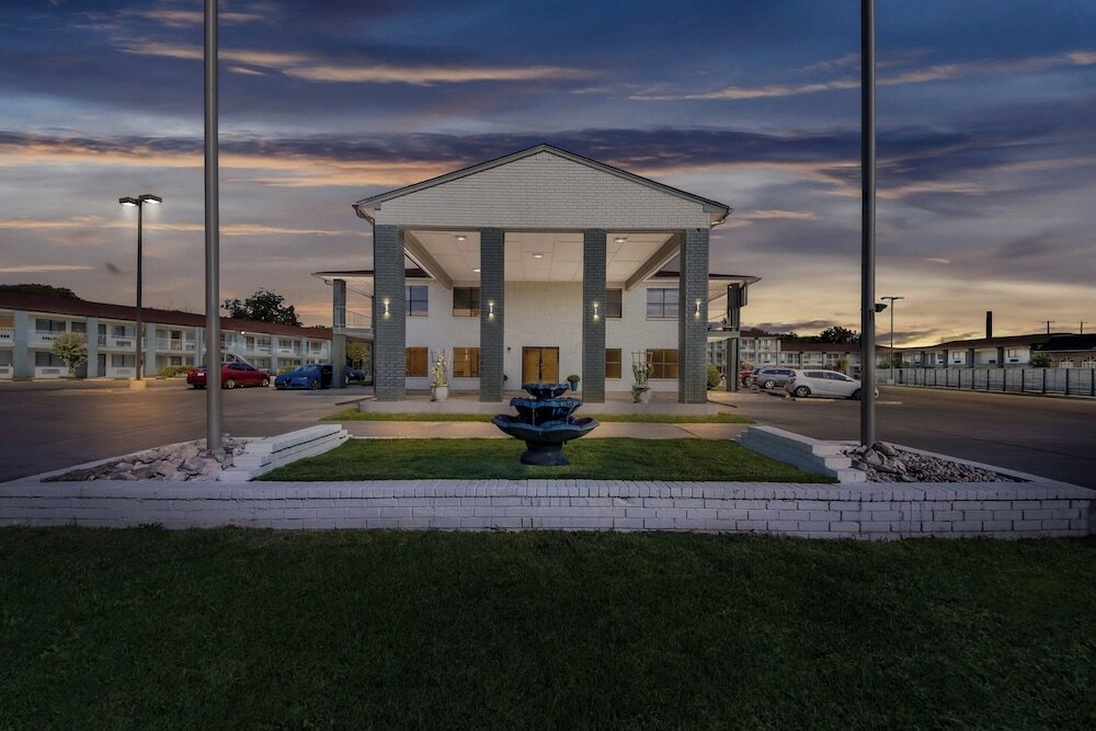 Фото HomeTowne Studios by Red Roof San Antonio E - Near At&t Center