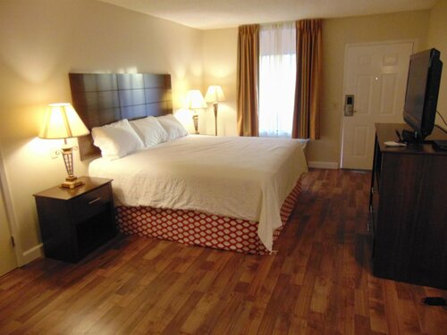 Гостиница Days Inn & Suites by Wyndham Brewton в Брютоне