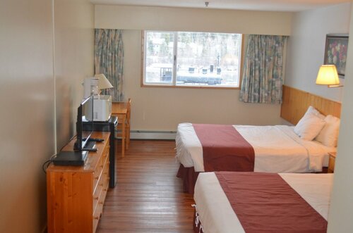 Гостиница Canadas Best Value Inn River View Hotel в Уайтхорс
