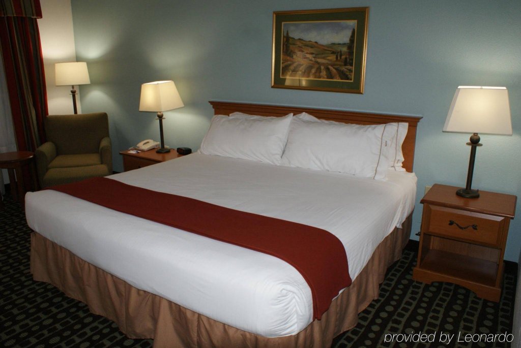 Фото Quality Inn Fayetteville near Historic Downtown Square