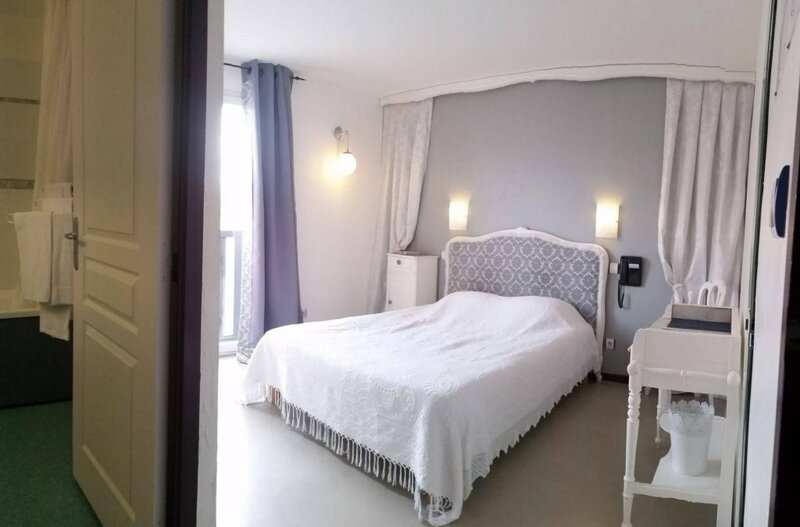 Гостиница Hotel De la Clape в Нарбонне