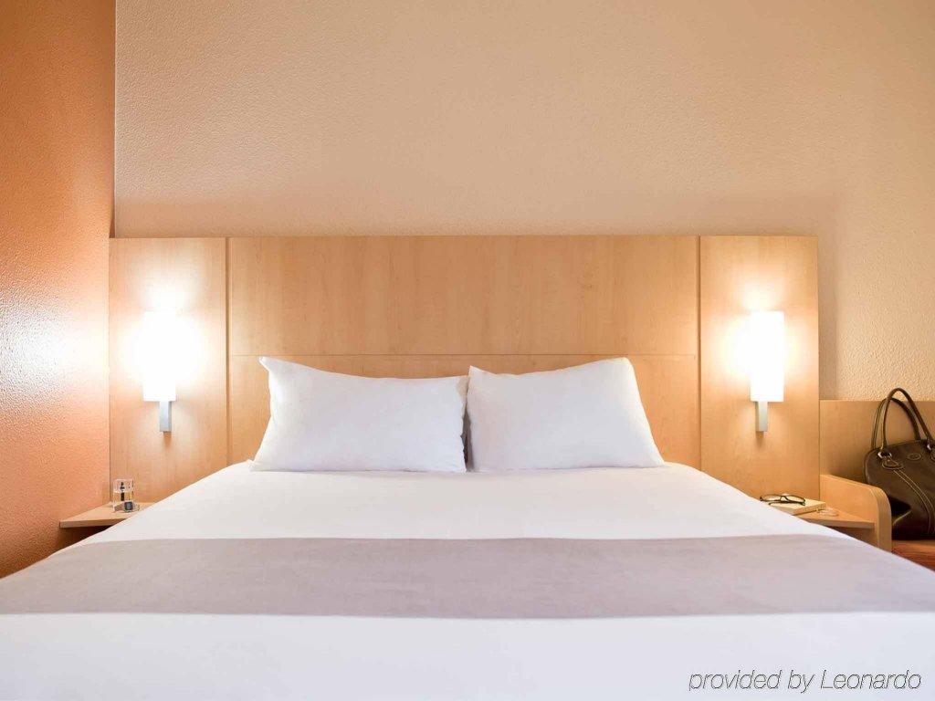 Фото Ibis Bordeaux Centre - Gare Saint-Jean