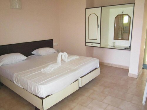 Гостиница Carina Beach Resort в Бенаулиме