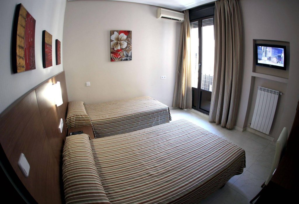 Фото Hostal Atocha Almudena Martín