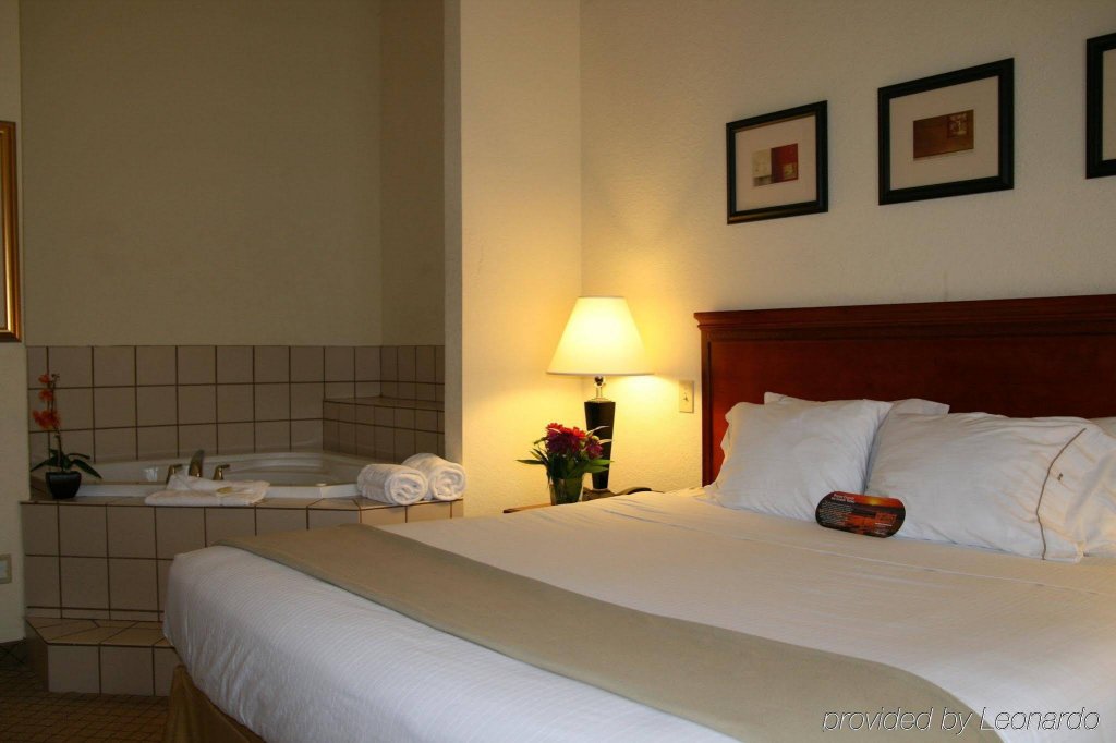 Фото Holiday Inn Express Hotel & Suites Tampa-Fairgrounds-Casino, an Ihg Hotel