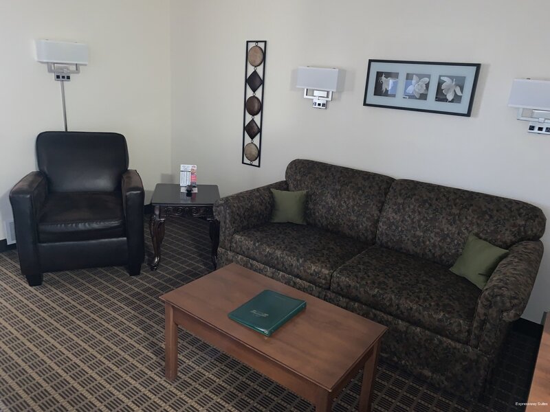 Фото Expressway Suites Fargo
