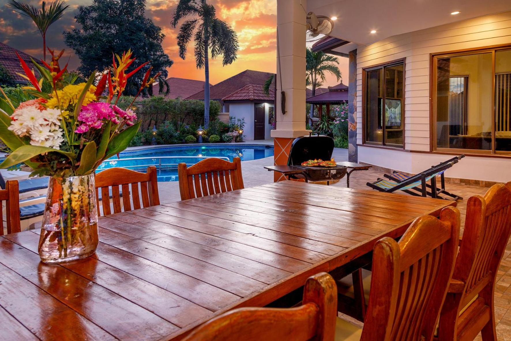 Фото Pattaya Hill, Near the City and Beach