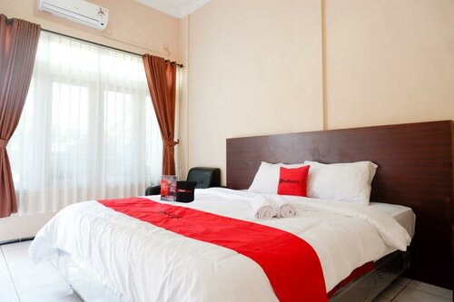 Гостиница RedDoorz Plus near Stadion Wijaya Kusuma