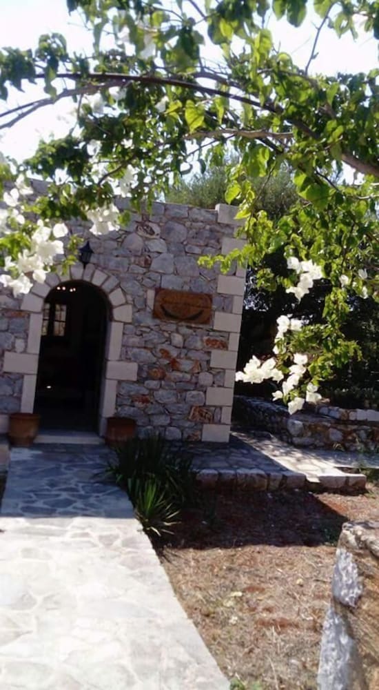 Фото Charouda Stone Tower