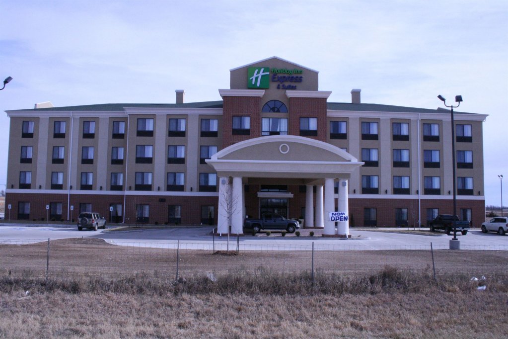Фото Holiday Inn Express Hotel & Suites Pratt, an Ihg Hotel