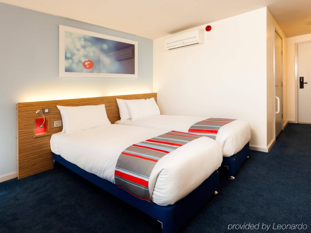 Фото Travelodge Edinburgh Learmonth