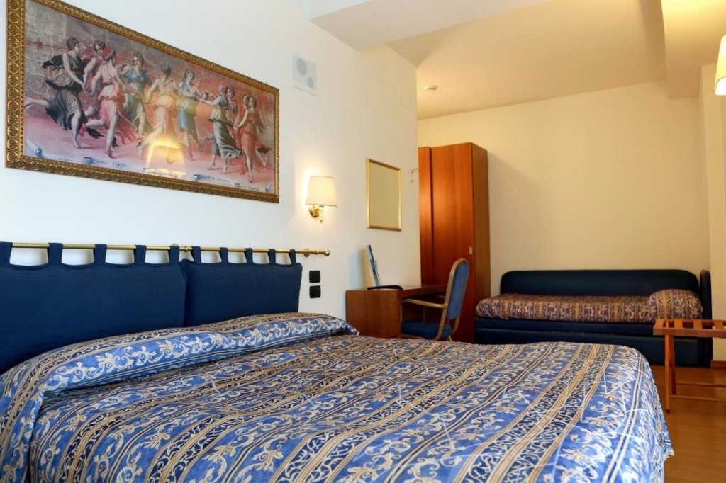 Фото International