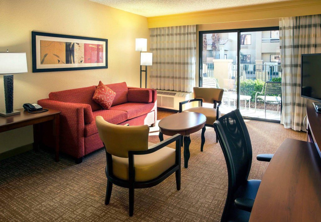 Фото Courtyard Palm Springs