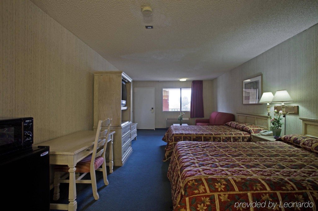 Фото Days Inn by Wyndham Hemet