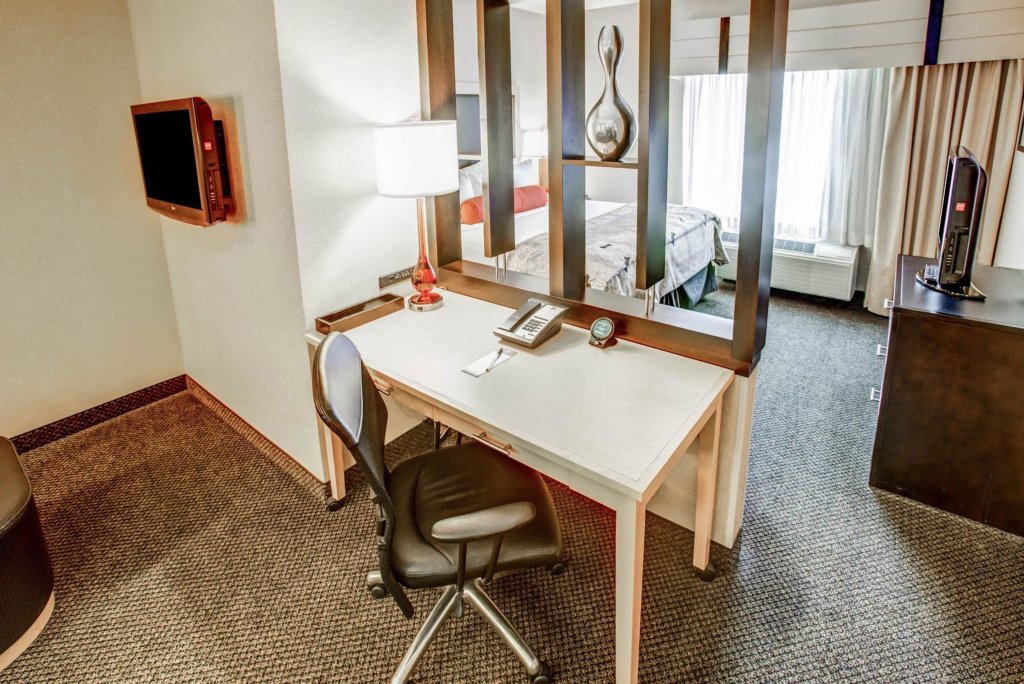 Фото Racetrack Road Hotel