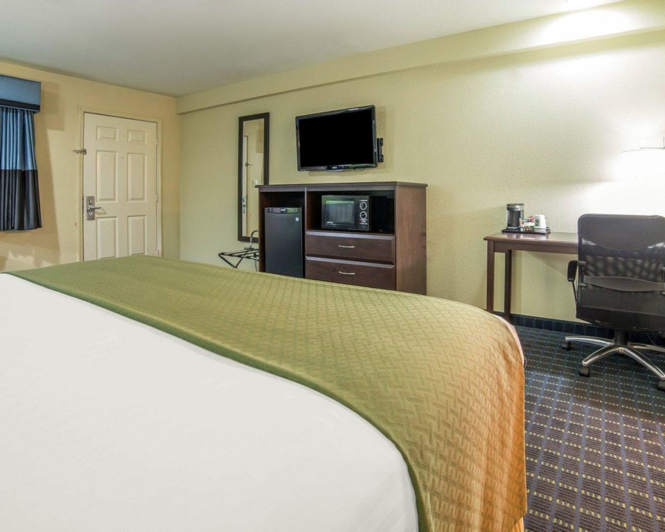Фото Rodeway Inn & Suites