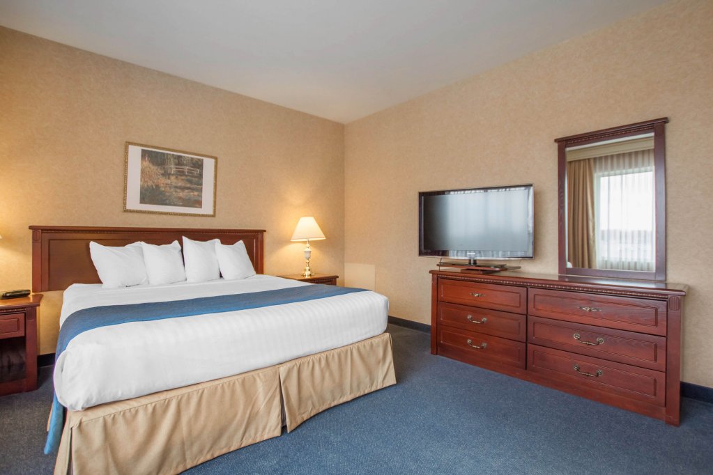 Фото Quality Inn & Suites Brossard