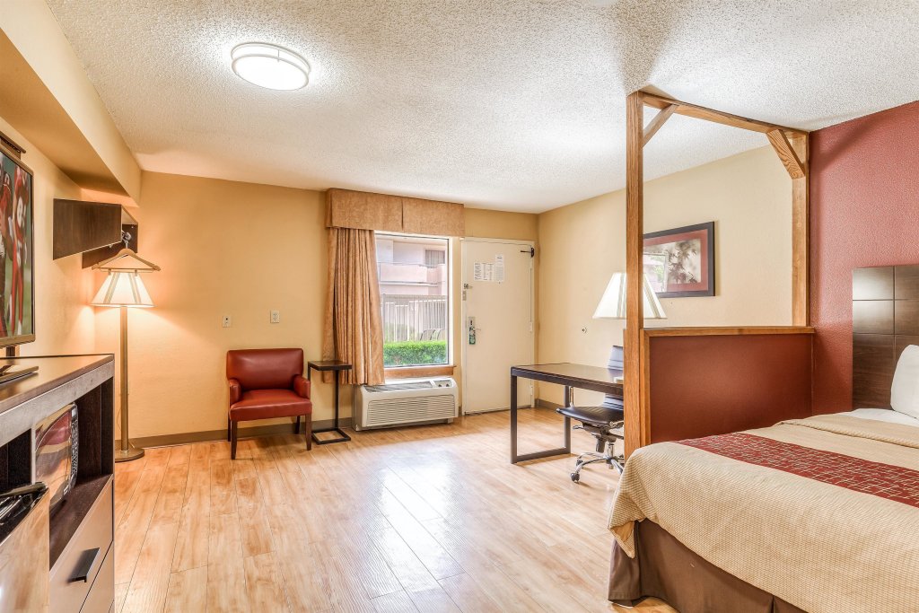 Фото HomeTowne Studios by Red Roof Amarillo West