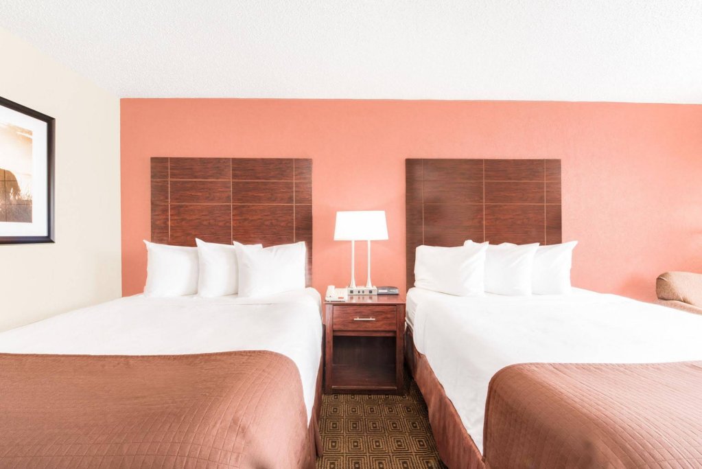 Фото Baymont by Wyndham Midland Airport
