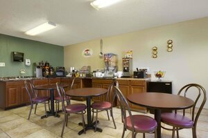 Гостиница Super 8 by Wyndham Huntsville Alabama