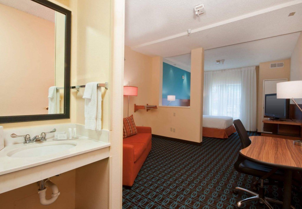 Фото Fairfield Inn & Suites Houston The Woodlands