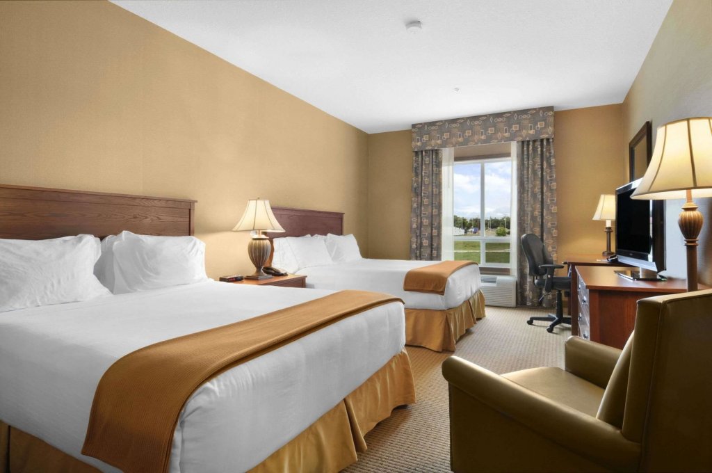 Фото Days Inn & Suites by Wyndham Strathmore