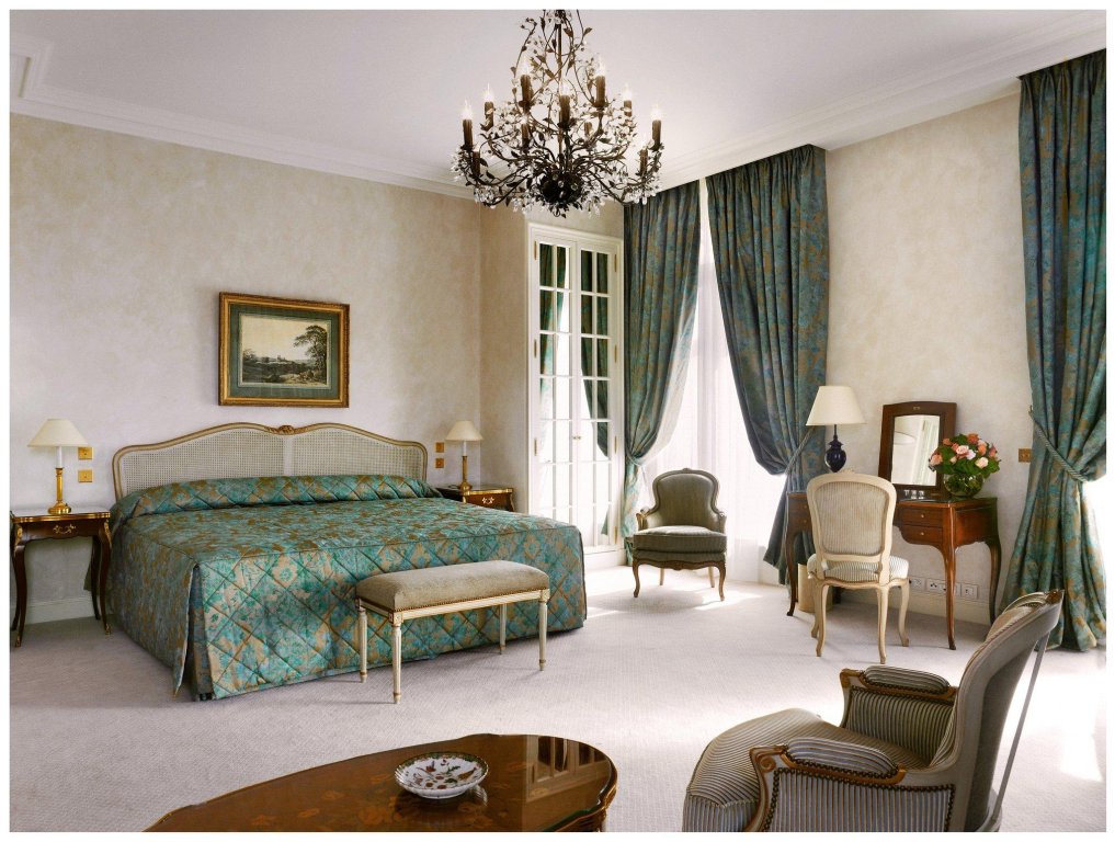 Фото Le Bristol Paris - an Oetker Collection Hotel