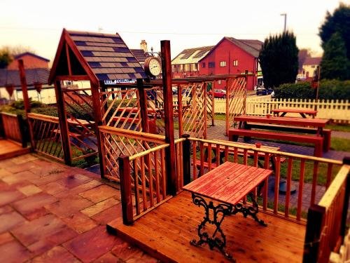 Фото The Lawns Hotel