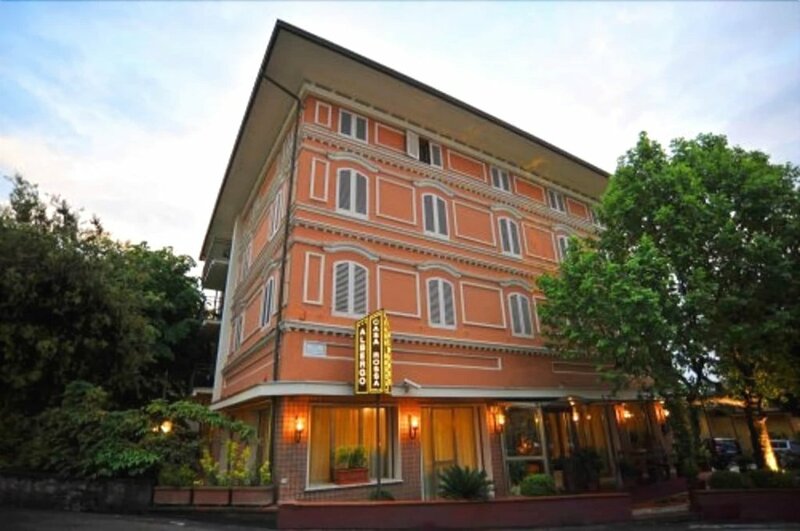 Отель Albergo Casa Rossa в Монтекатини-Терме