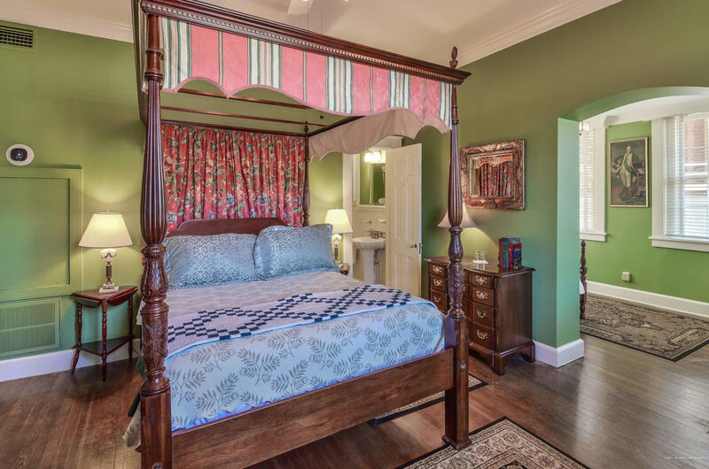 Фото Cedars of Williamsburg Bed & Breakfast