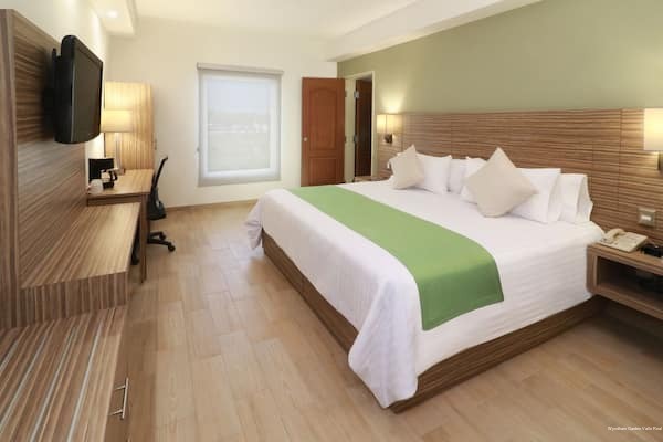 Фото Wyndham Garden Monterrey Valle Real