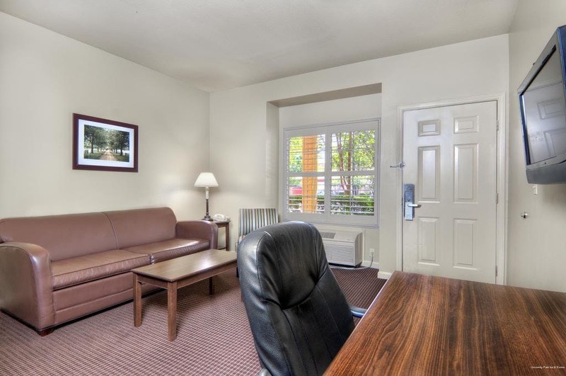 Фото University Park Inn & Suites