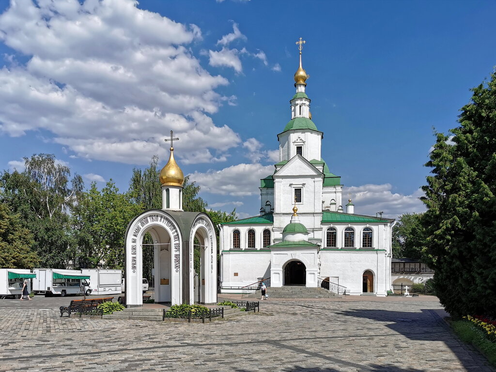 كنيسة أرثوذكسية Chasovnya nadkladeznaya V Danilovom monastyre ، موسكو، صورة