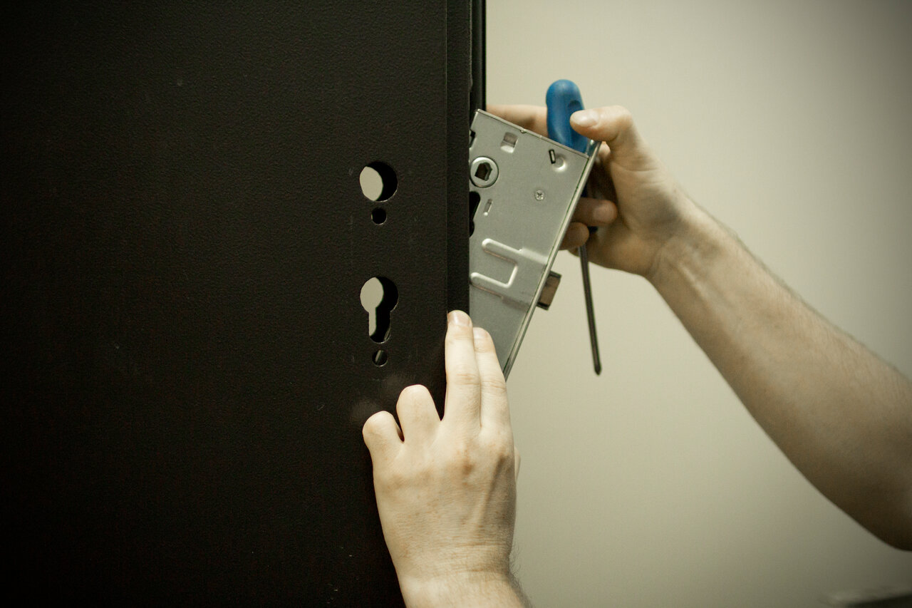 Дверь romanio замок заменить