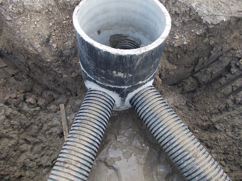 Монтаж гофрированной трубы для ливневой канализации - фото