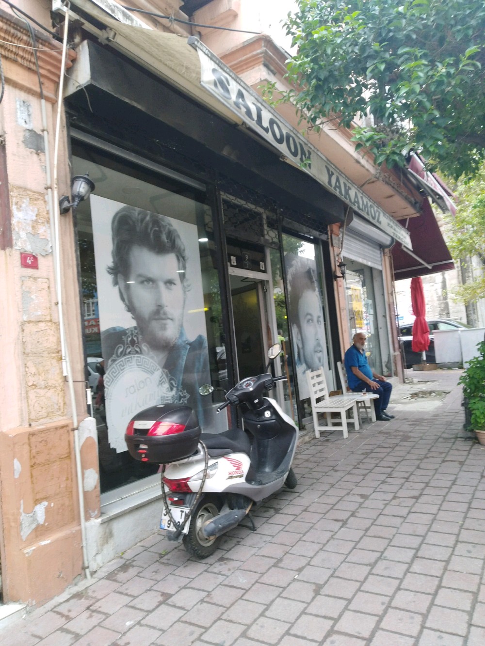 Yakamoz Erkek Kuaförü